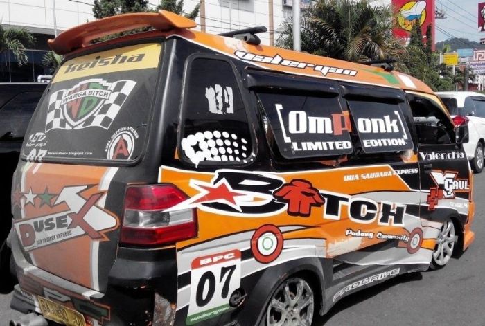 Mobil MPV Dimodifikasi Jadi Mobil Adventure